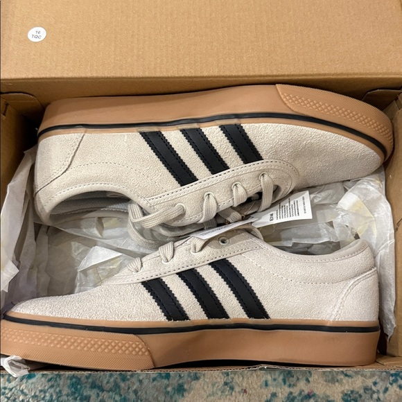 BNWT- Suede Adidas Tan and Black Sneakers 🖤🤎🌟 - Picture 9 of 9